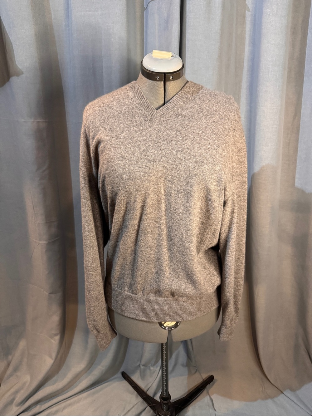 Peter Millar Men's V-Neck Sweater in Heather Gray 100% Cashmere